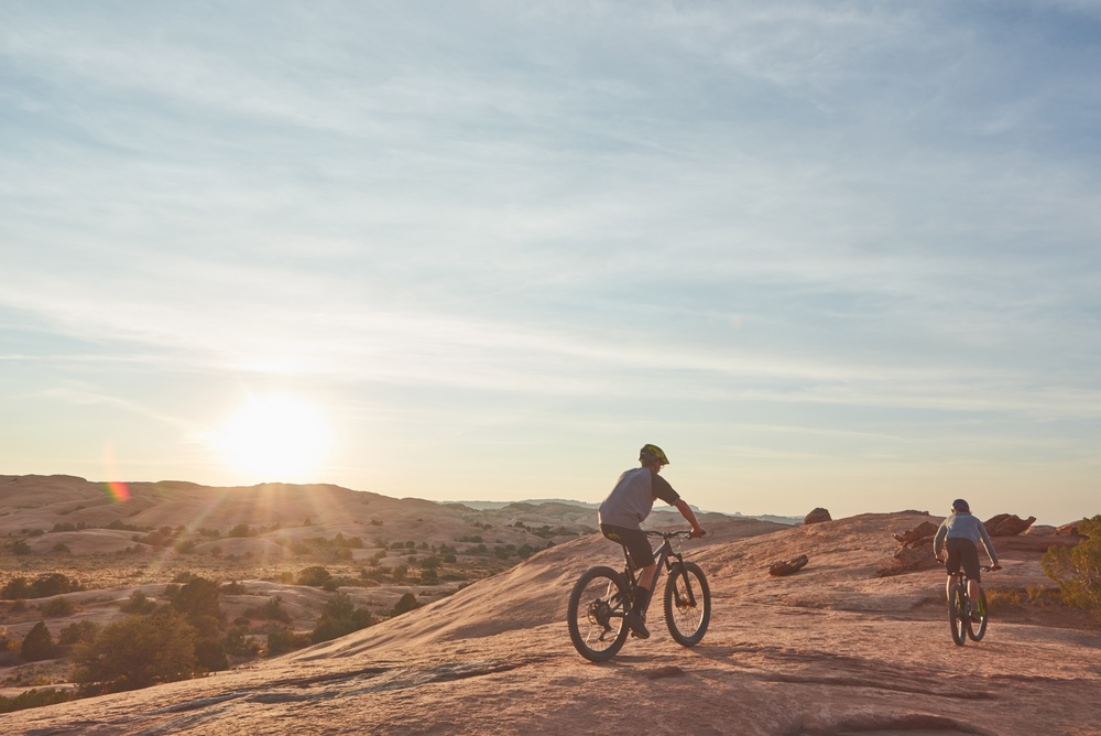 Hybrid vs Electric Mountain Bikes, men on mountain bikes